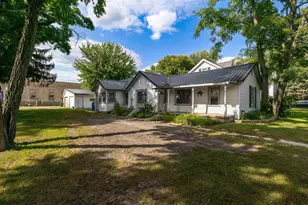 307 E Marion St, Portage, WI 53901 - Photo 2