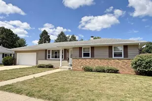 1429 N Pontiac Dr, Janesville, WI 53545 - Photo 2