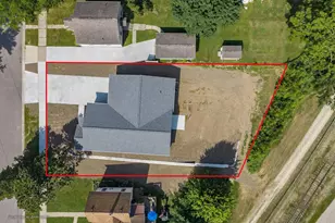 236 W 2nd St, Reedsburg, WI 53959 - Photo 2