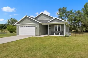 N6736 Clover Ln, Pardeeville, WI 53954 - Photo 2