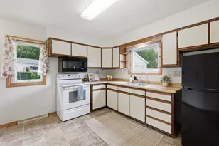 1710 Thackeray Rd, Madison, WI 53704 - Photo 12