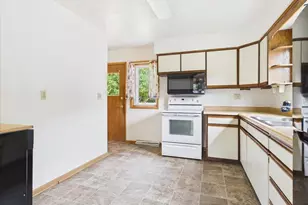 1710 Thackeray Rd, Madison, WI 53704 - Photo 10