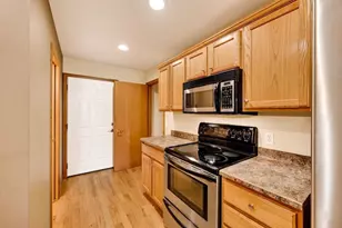 869 Chandler Ln, Sun Prairie, WI 53590 - Photo 6