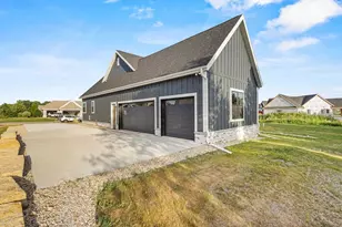 6811 Angelica Trl, Sun Prairie, WI 53590 - Photo 8