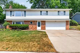 924 Buena Vista Dr, Sun Prairie, WI 53590 - Photo 2