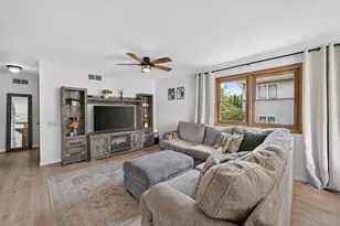 405 Lexington Dr, Waunakee, WI 53597 - Photo 2