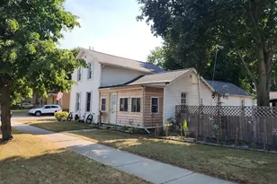 902 Cass St, Portage, WI 53901 - Photo 2