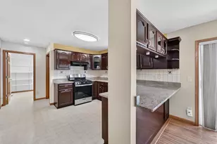 914 Eagle Crest Dr, Madison, WI 53704 - Photo 10