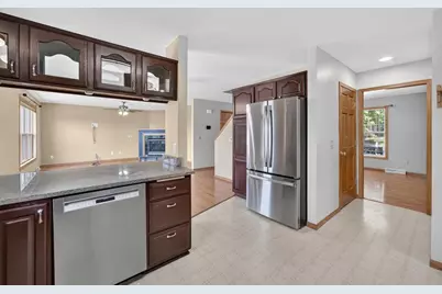 914 Eagle Crest Drive, Madison, WI 53704 - Photo 8