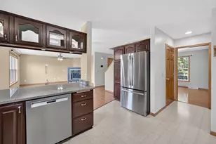 914 Eagle Crest Dr, Madison, WI 53704 - Photo 8