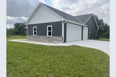 190 Deerrun Drive, Fall River, WI 53932 - Photo 4
