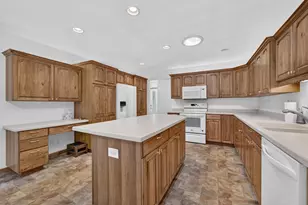 5701 N Ridge View Dr, Janesville, WI 53548 - Photo 8