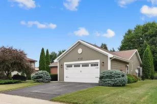 712 N Wuthering Hills Dr, Janesville, WI 53546 - Photo 2