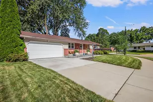 212 Major Way, Sun Prairie, WI 53590 - Photo 2