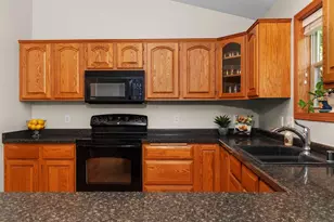 916 Forest View Dr, Verona, WI 53593 - Photo 18