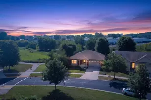 8927 Sunstone Ln, Middleton, WI 53562 - Photo 2