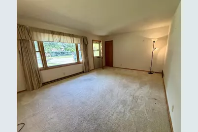 2122 N Hawthorne Park Drive, Janesville, WI 53545 - Photo 4