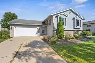 829 Edgemore Dr, Sun Prairie, WI 53590 - Photo 4