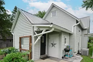 604 Grove St, Baraboo, WI 53913 - Photo 2