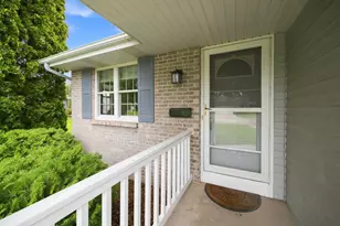 1304 Nantucket Dr, Janesville, WI 53546 - Photo 2