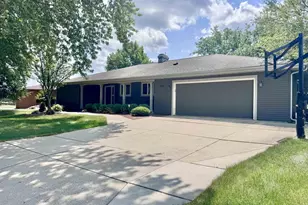 4520 Hearthridge Dr, Janesville, WI 53546 - Photo 4