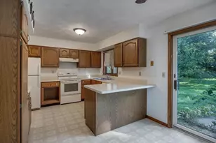 2517 Crest Line Dr, Madison, WI 53704 - Photo 8