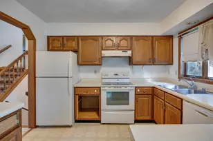 2517 Crest Line Dr, Madison, WI 53704 - Photo 6