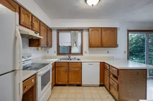 2517 Crest Line Dr, Madison, WI 53704 - Photo 4