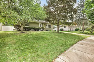 13 Arizona Cir, Madison, WI 53704 - Photo 2