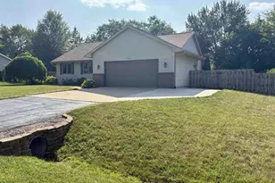 N9631 Emerald Ln, Appleton, WI 54915 - Photo 2