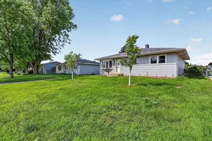 2218 Pioneer Rd, Janesville, WI 53546 - Photo 4