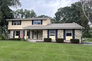 W275N4880 S Courtland Cir, Pewaukee, WI 53072 - Photo 2