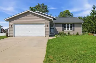 301 Ridgeview Dr, Lake Mills, WI 53551 - Photo 2