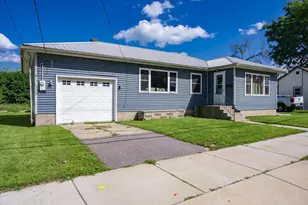 1016 Academy St, Elroy, WI 53929 - Photo 2