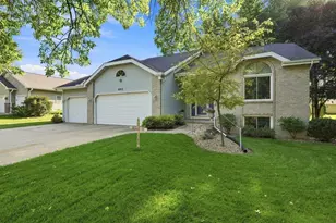 893 Chalfont Dr, Sun Prairie, WI 53590 - Photo 2
