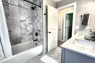 430 Woodview Dr, Sun Prairie, WI 53590 - Photo 8