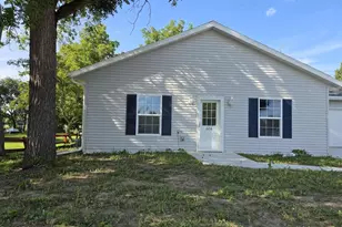 606 W Delavan Dr, Janesville, WI 53548 - Photo 1
