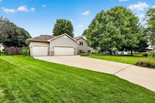 647 Grandview Dr, Sun Prairie, WI 53590 - Photo 1