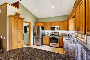 647 Grandview Dr, Sun Prairie, WI 53590 - Photo 8