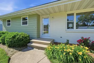 146 W MacArthur St, Sun Prairie, WI 53590 - Photo 2