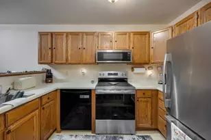 902 N Thompson Dr, Madison, WI 53704 - Photo 4