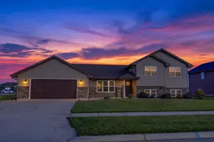 698 Prairie View Dr, Janesville, WI 53536 - Photo 2