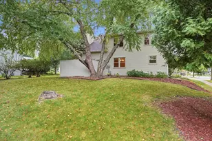 2 Cottonwood Cir, Madison, WI 53704 - Photo 6