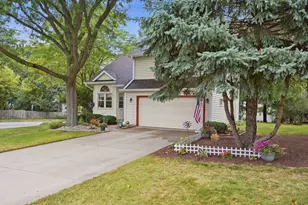 2 Cottonwood Cir, Madison, WI 53704 - Photo 4