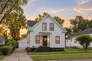 306 W Edgewater St, Portage, WI 53901 - Photo 1
