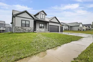 260 Hawks View Dr, Edgerton, WI 53534 - Photo 2