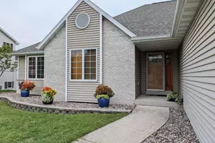 802 Chickadee Dr, Cambridge, WI 53523 - Photo 2