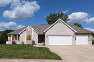 802 Chickadee Dr, Cambridge, WI 53523 - Photo 1