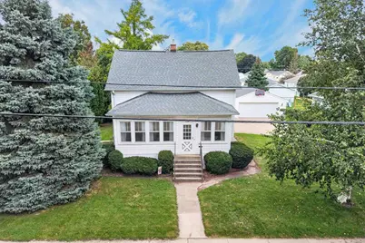 1126 W 6th Avenue, Oshkosh, WI 54902 - Photo 1