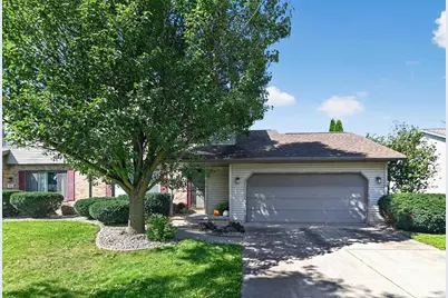818 Edgemore Drive, Sun Prairie, WI 53590 - Photo 2